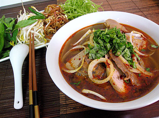 Cách nấu bún bò Huế thơm ngon, chuẩn vị